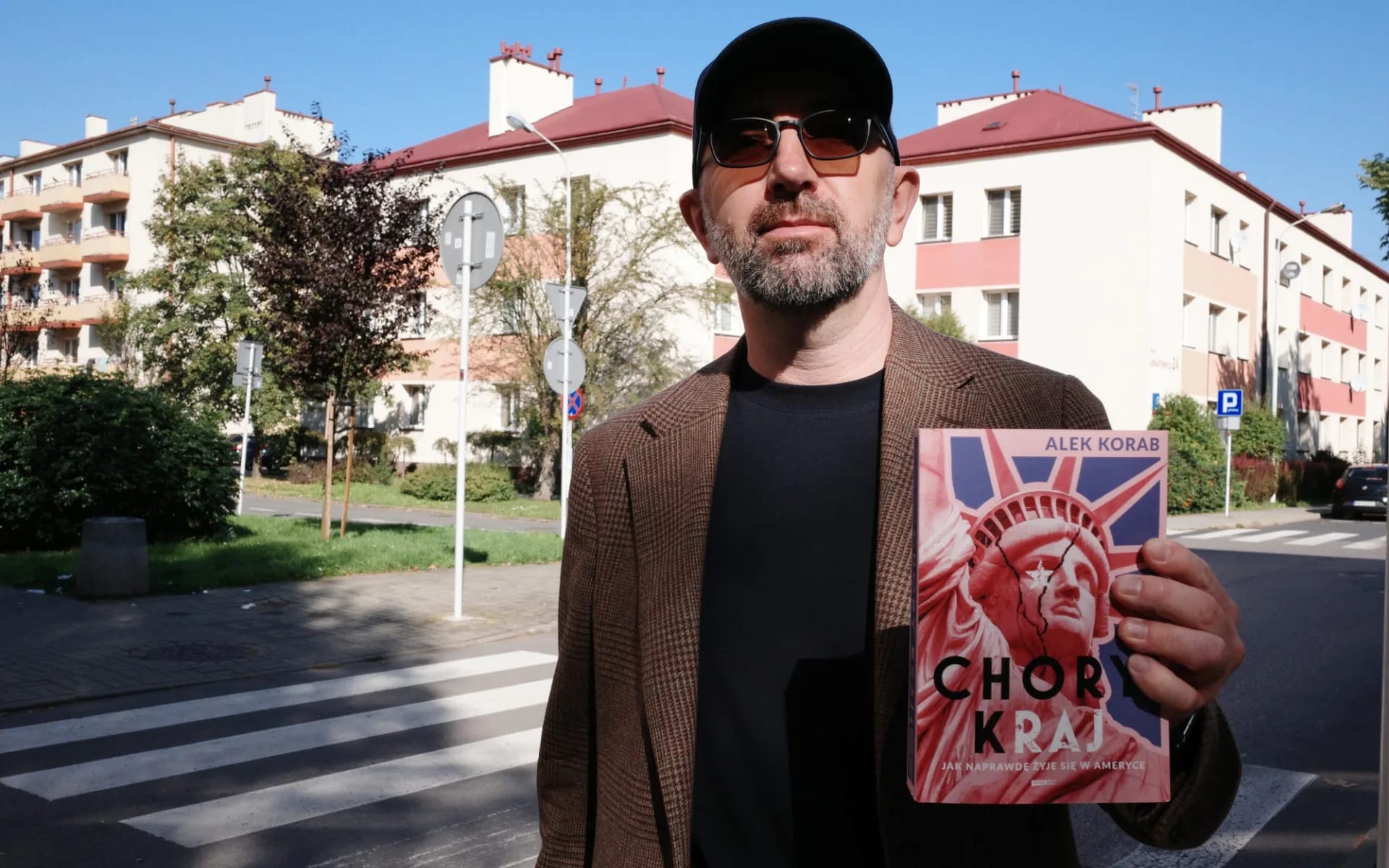 Alek Korab ze swoją książką "Chory (k)raj. Jak naprawdę żyje sie w Ameryce"